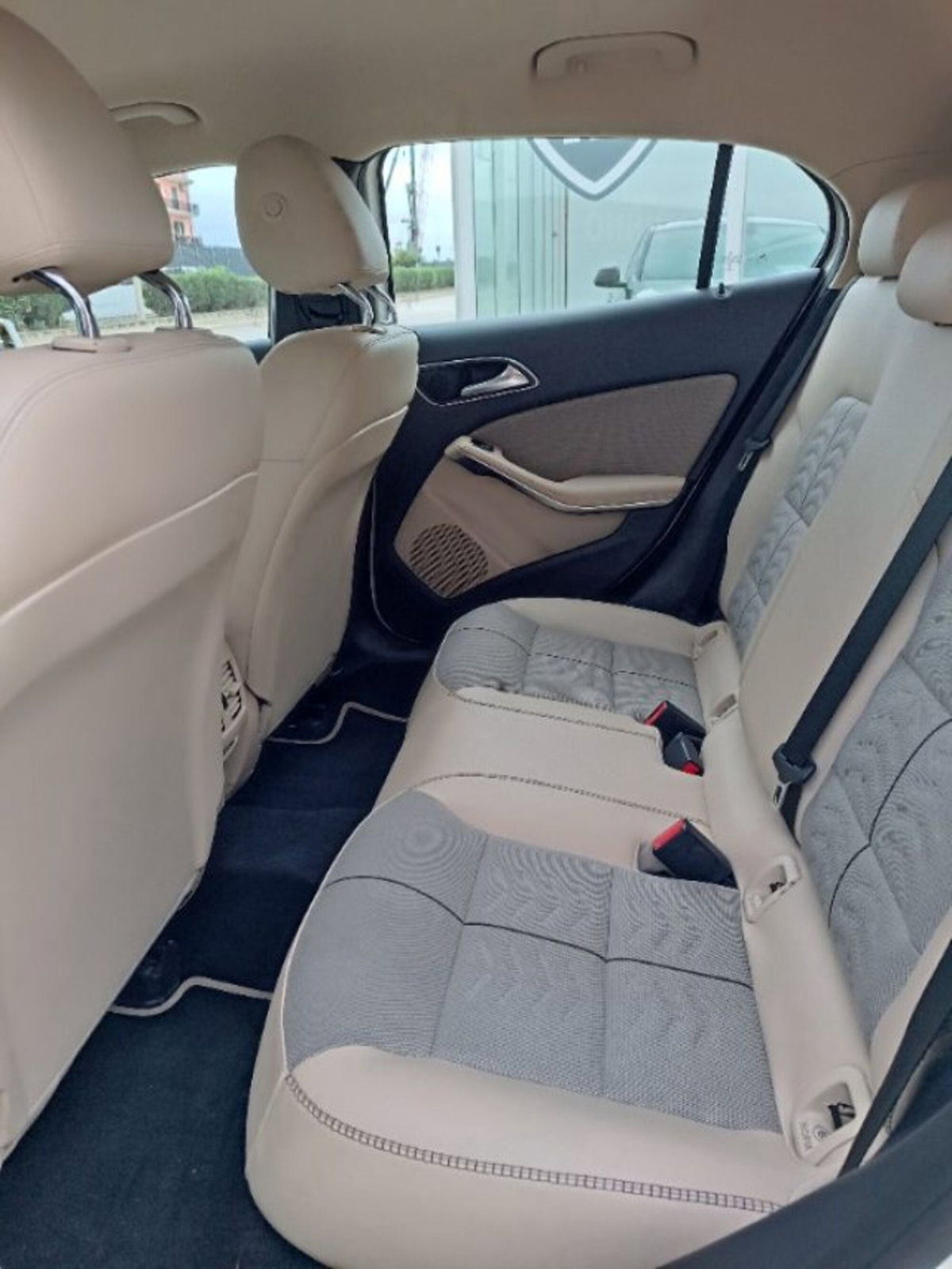 Mercedes-Benz GLA SUV 180 d Premium (20)