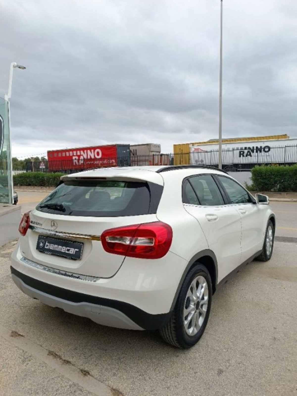 Mercedes-Benz GLA SUV 180 d Premium (4)