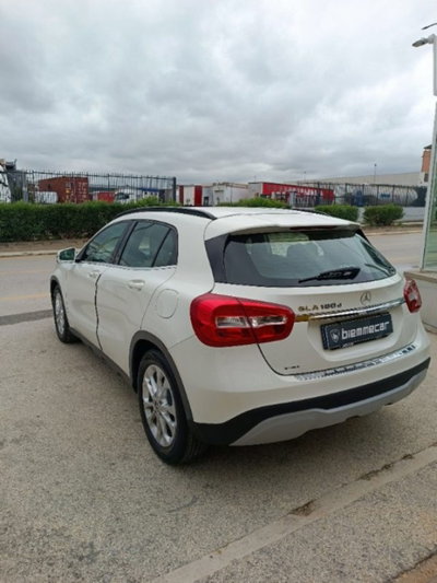 Mercedes-Benz GLA SUV 180 d Premium (5)