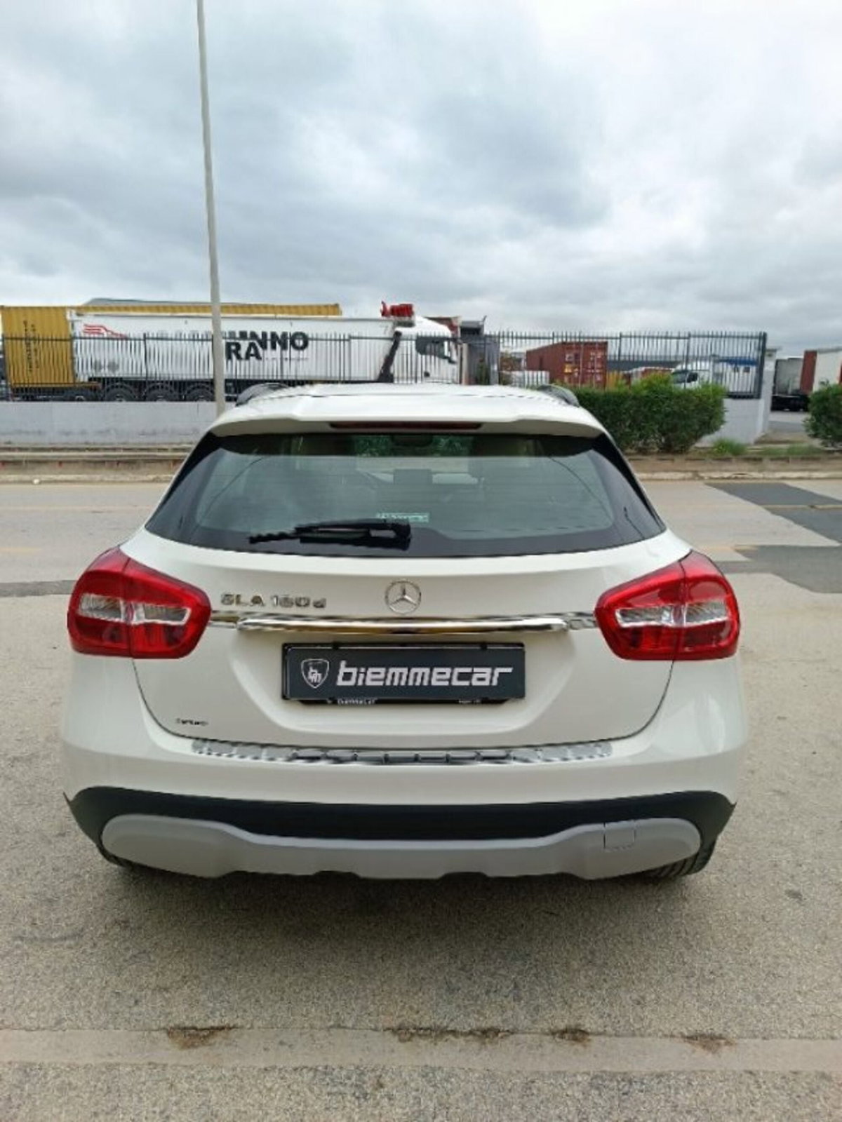 Mercedes-Benz GLA SUV 180 d Premium (6)