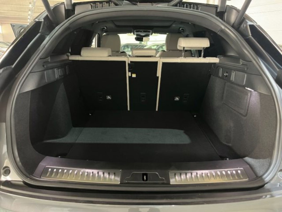 Land Rover Range Rover Velar 2.0D I4 240 CV R-Dynamic (17)