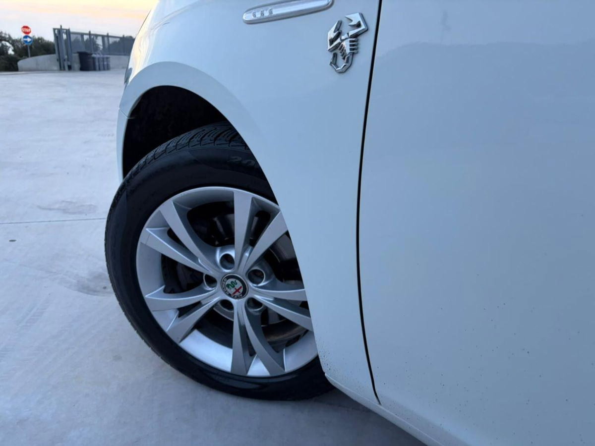 Alfa Romeo Giulietta 1.6 JTDm-2 Distinctive (17)
