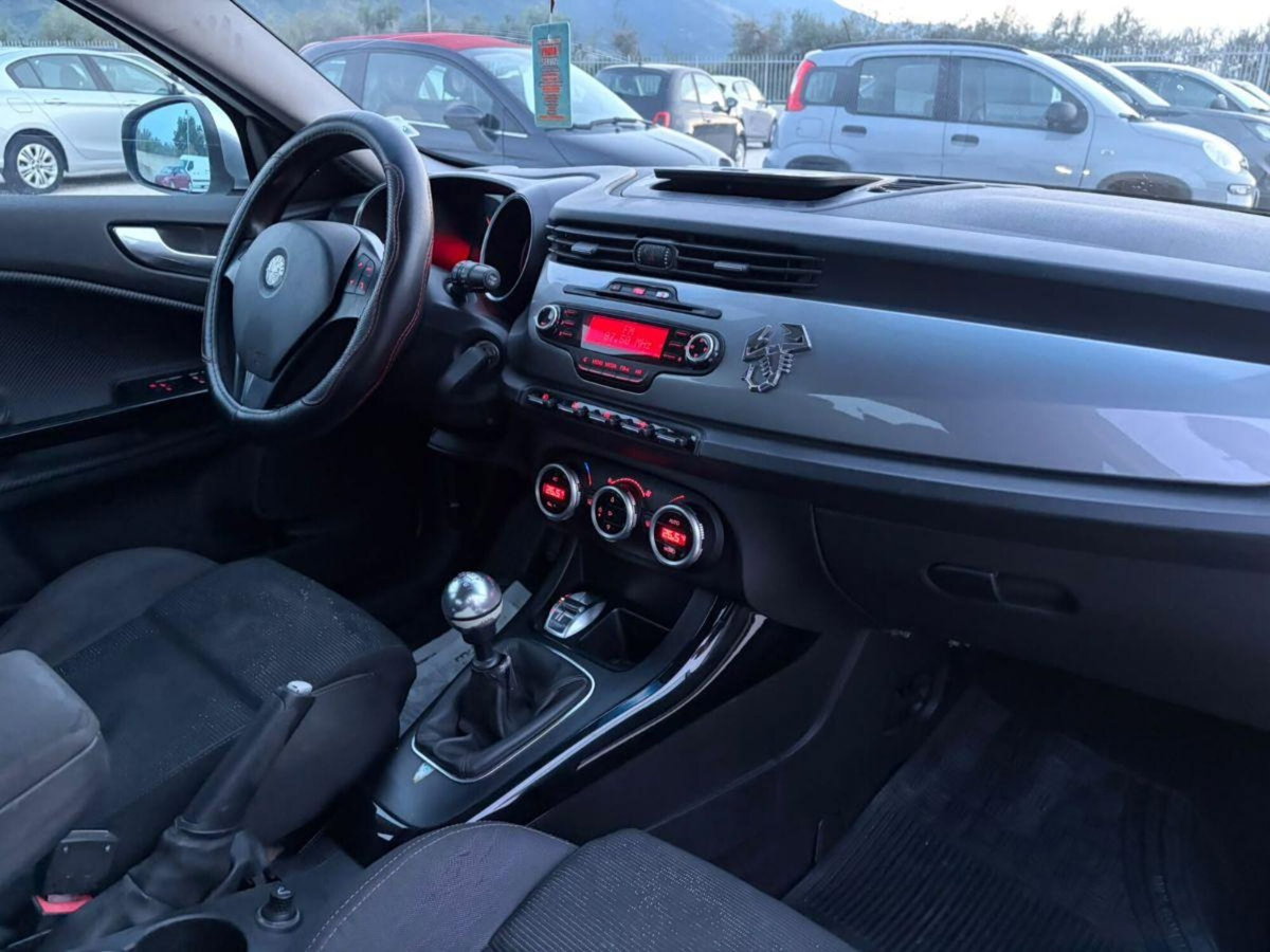 Alfa Romeo Giulietta 1.6 JTDm-2 Distinctive (8)