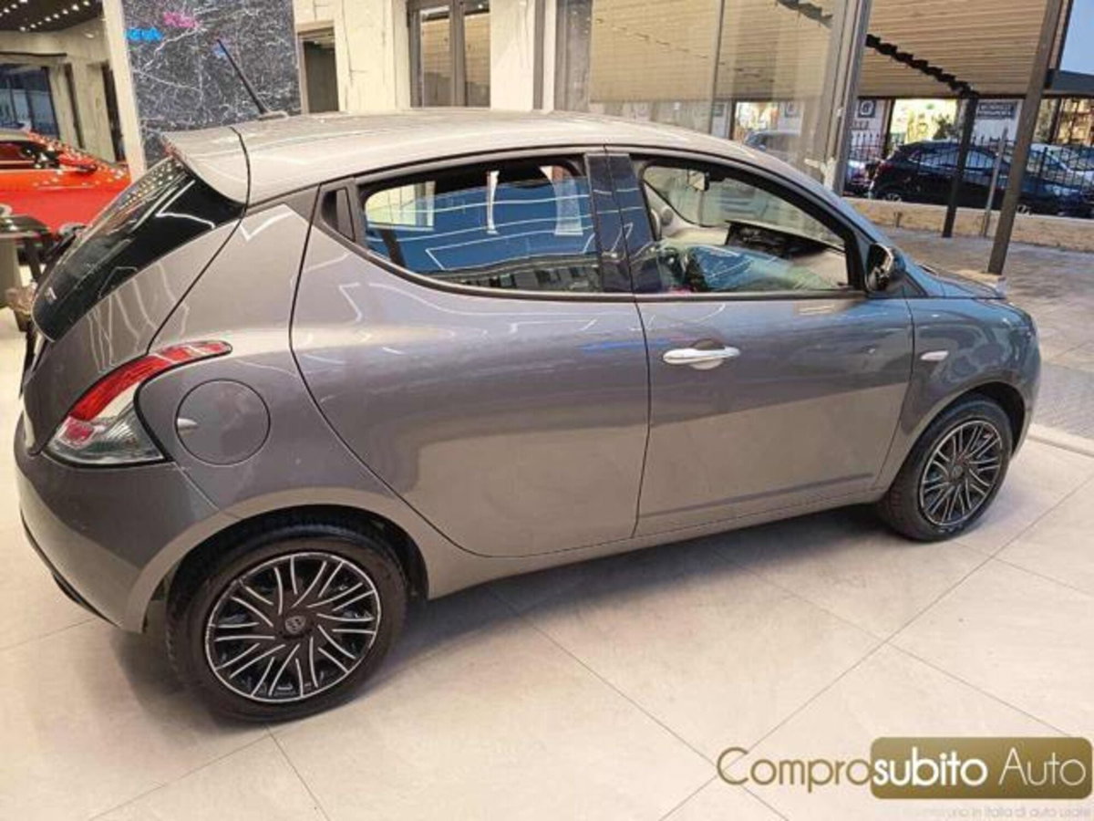 Lancia Ypsilon 1.0 FireFly 5 porte S&S Hybrid Ecochic Silver (5)