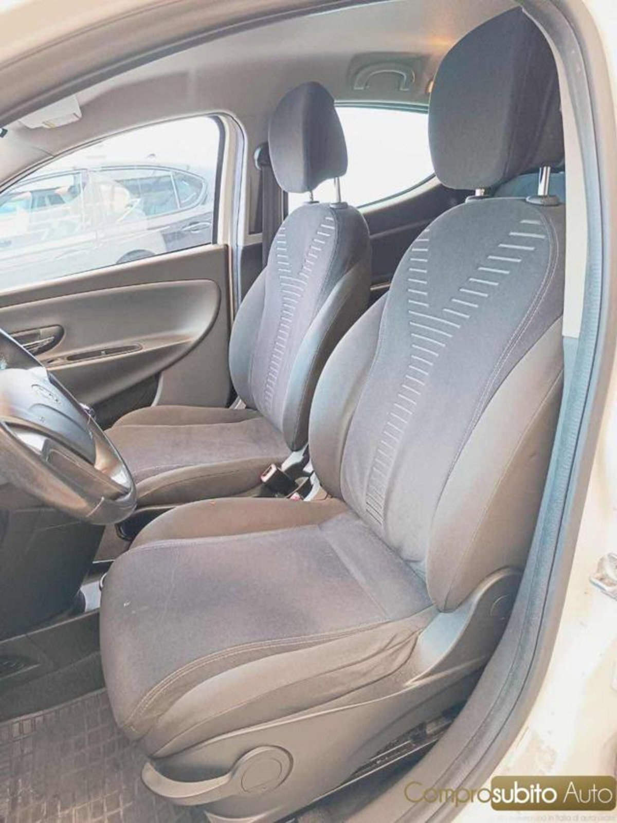 Lancia Ypsilon 1.2 69 CV 5 porte Platinum (13)