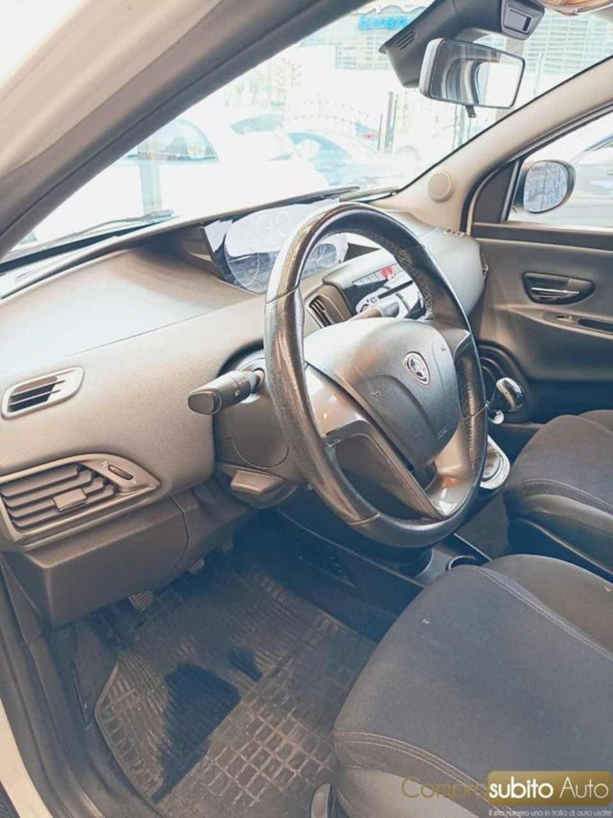 Lancia Ypsilon 1.2 69 CV 5 porte Platinum (14)