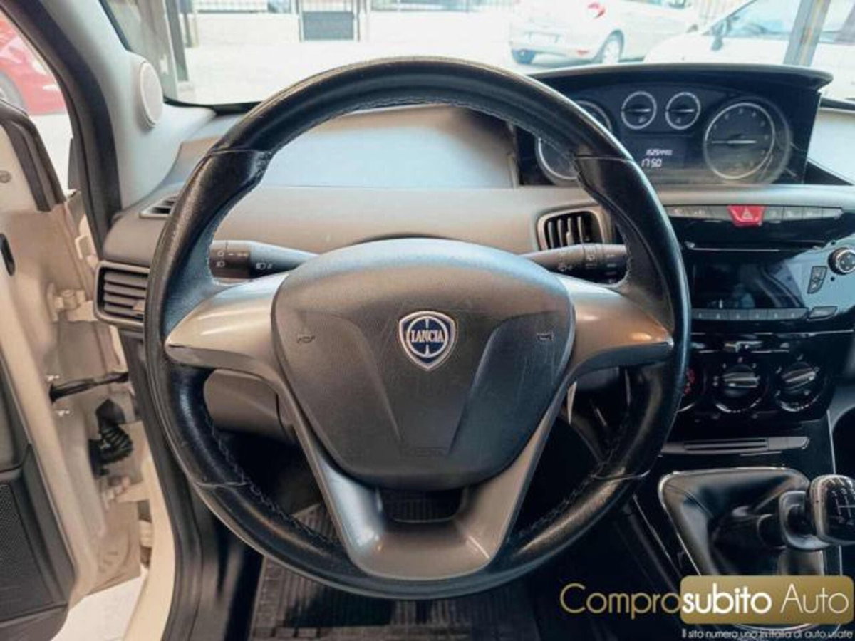 Lancia Ypsilon 1.2 69 CV 5 porte Platinum (16)
