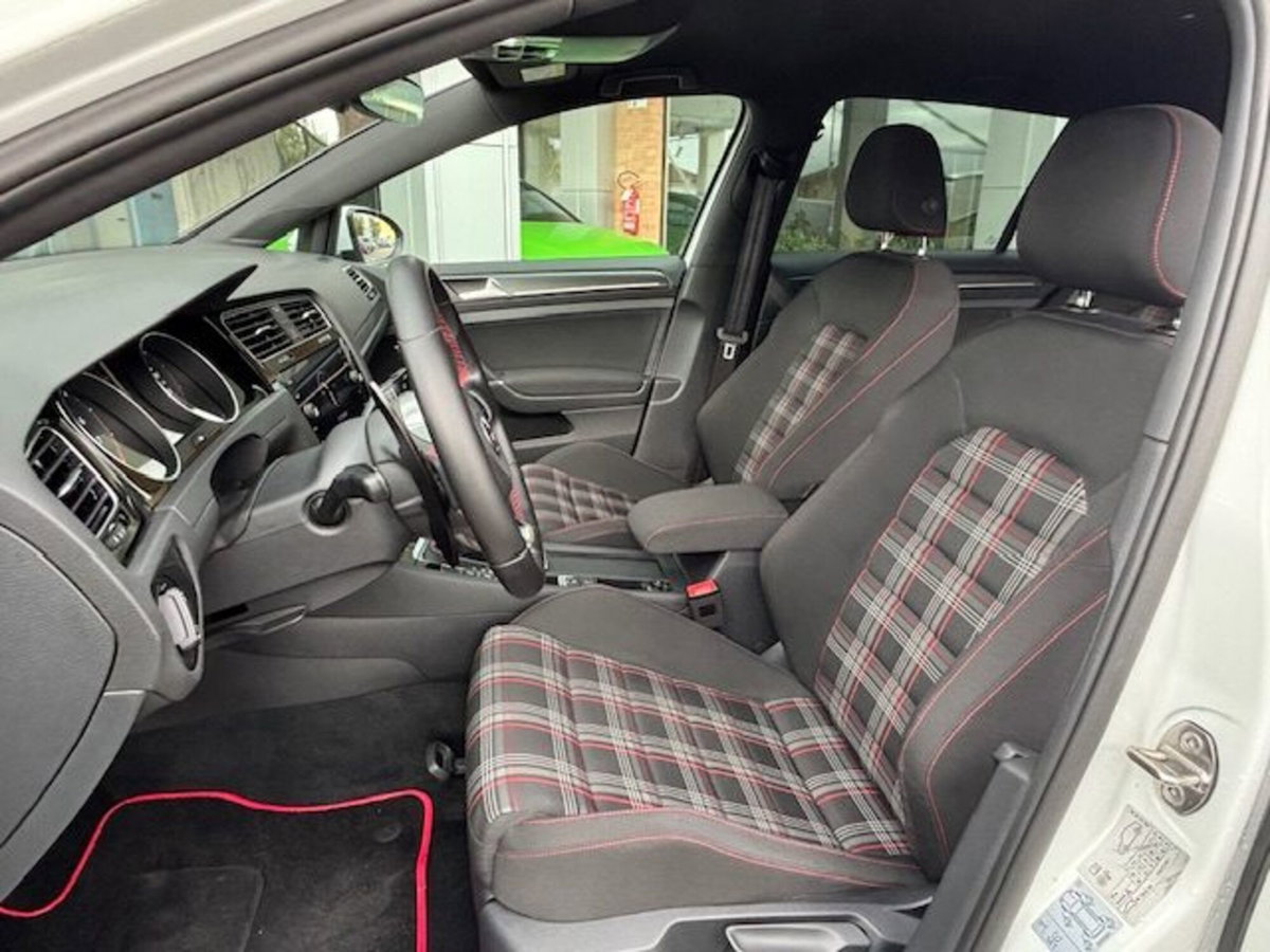 Volkswagen Golf GTI Performance 2.0 TSI DSG 5p. BlueMotion Technology (9)
