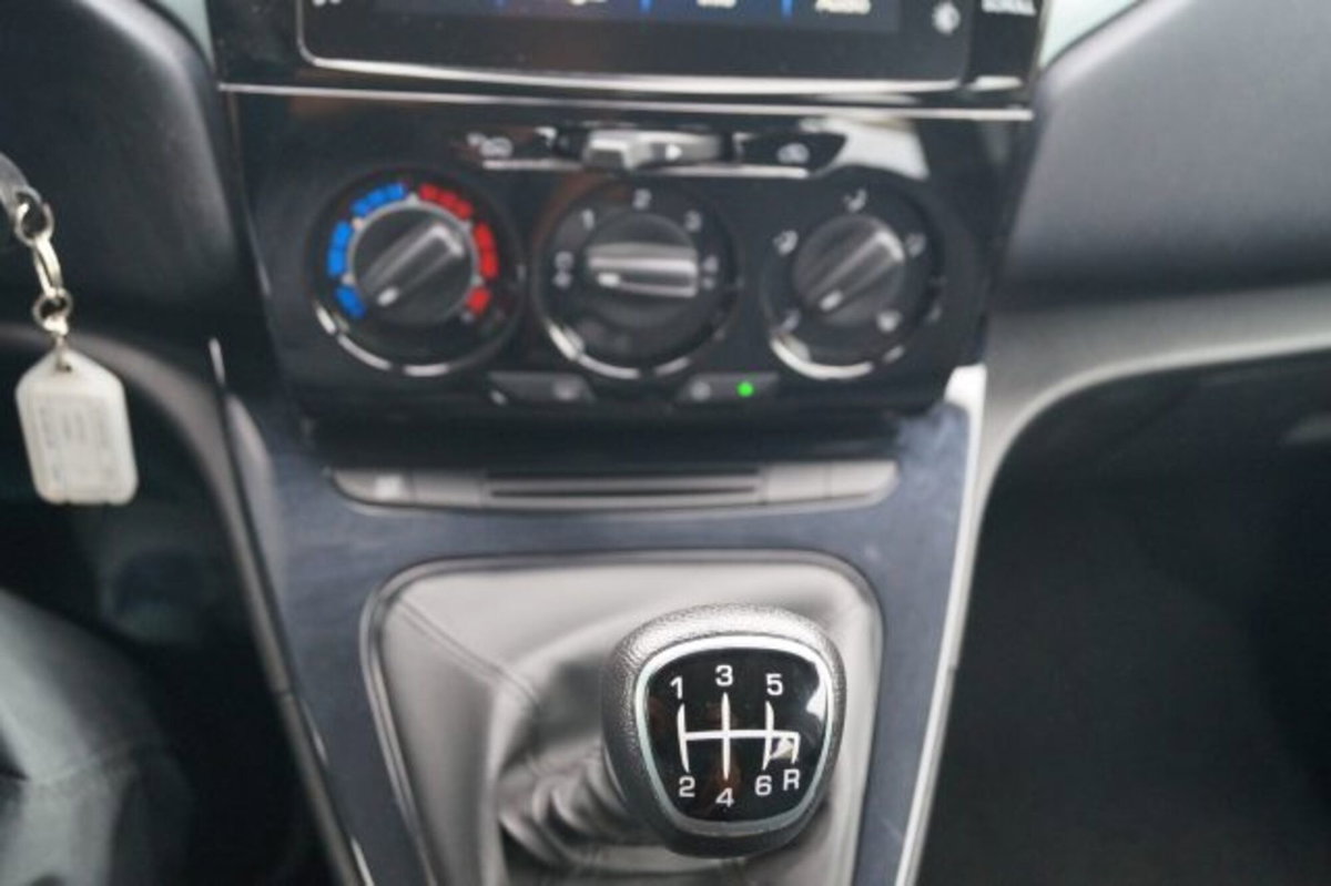Lancia Ypsilon 1.0 FireFly 5 porte S&S Hybrid Gold Plus (11)