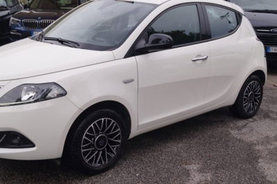 Lancia Ypsilon 1.0 FireFly 5 porte S&S Hybrid Gold Plus (2)