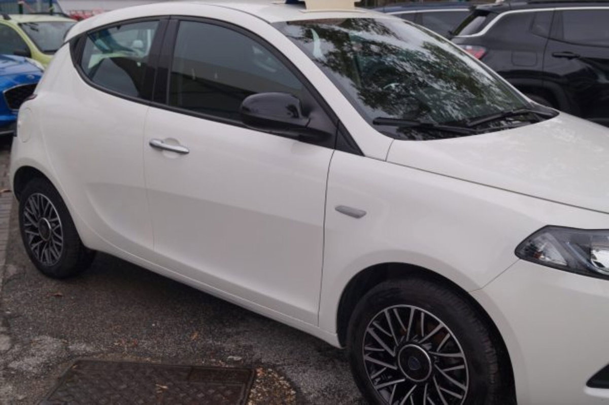 Lancia Ypsilon 1.0 FireFly 5 porte S&S Hybrid Gold Plus (3)