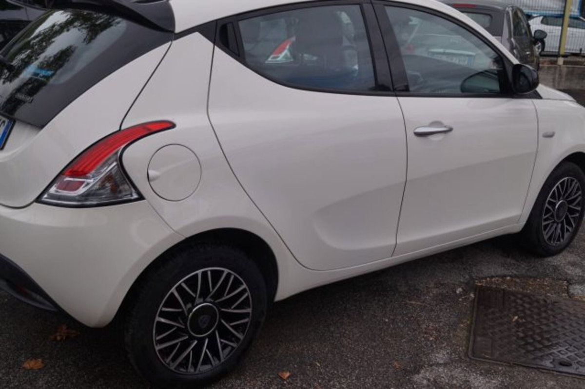 Lancia Ypsilon 1.0 FireFly 5 porte S&S Hybrid Gold Plus (4)