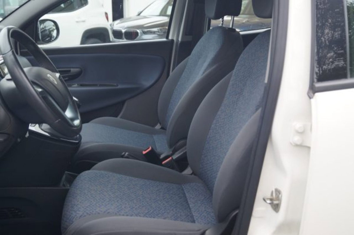 Lancia Ypsilon 1.0 FireFly 5 porte S&S Hybrid Gold Plus (8)