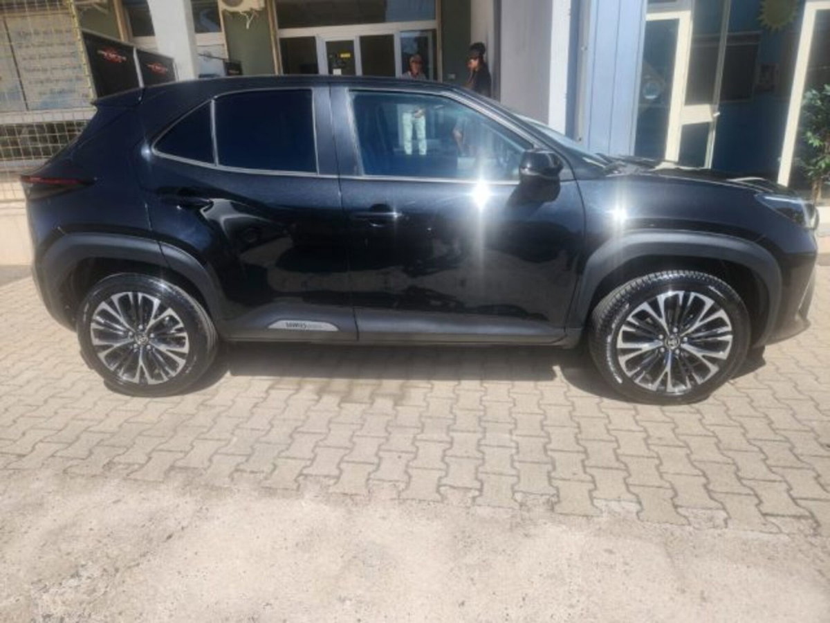 Toyota Yaris Cross 1.5 Hybrid 5p. E-CVT AWD-i Lounge (8)