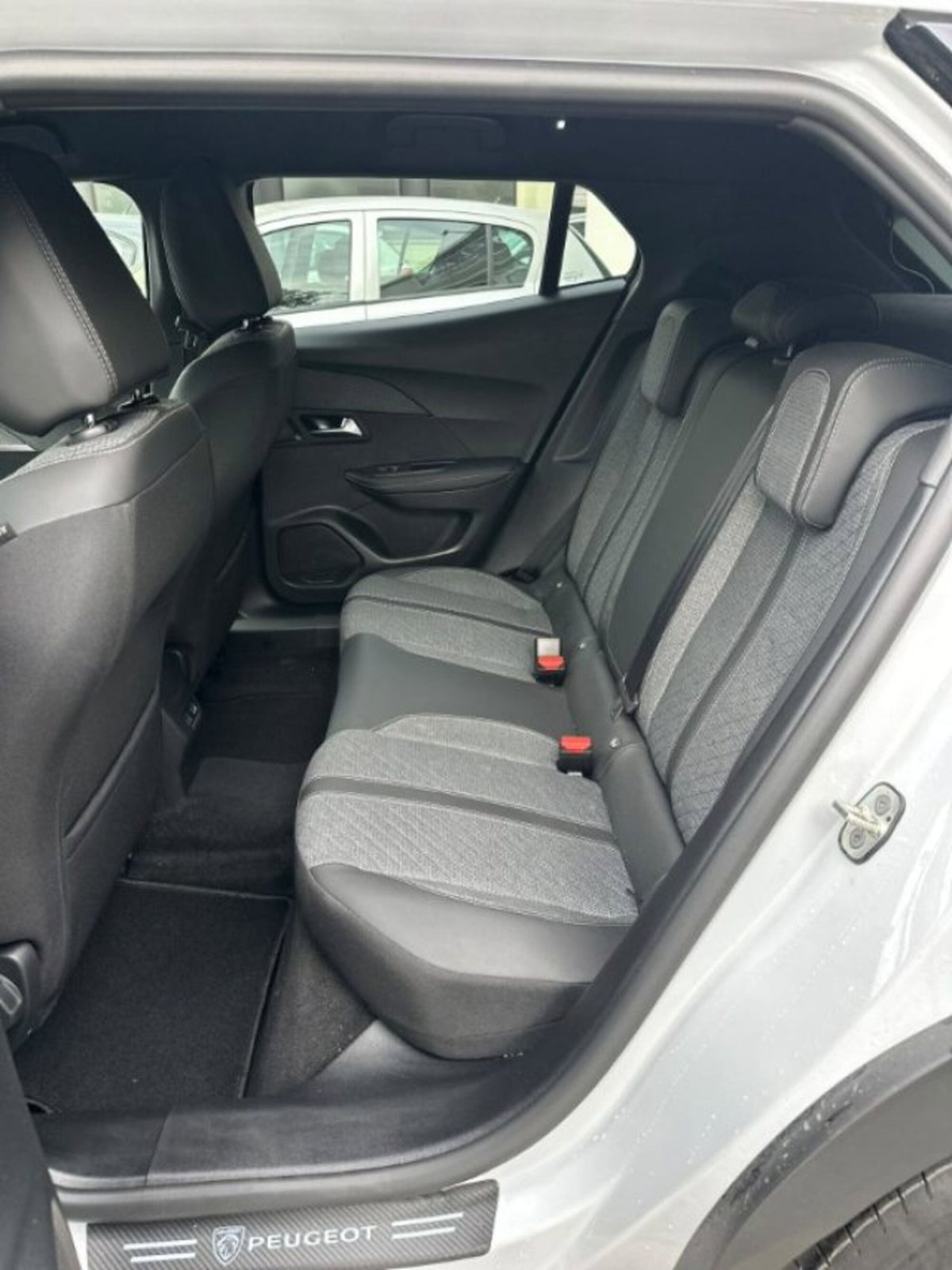 Peugeot 2008 PureTech 130 S&S EAT8 Allure Pack (9)