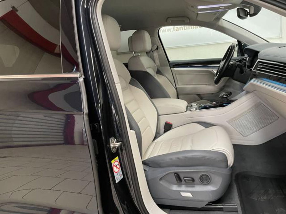 Volkswagen Touareg 3.0 V6 tdi scr R-Line Final Edition 231cv auto (19)