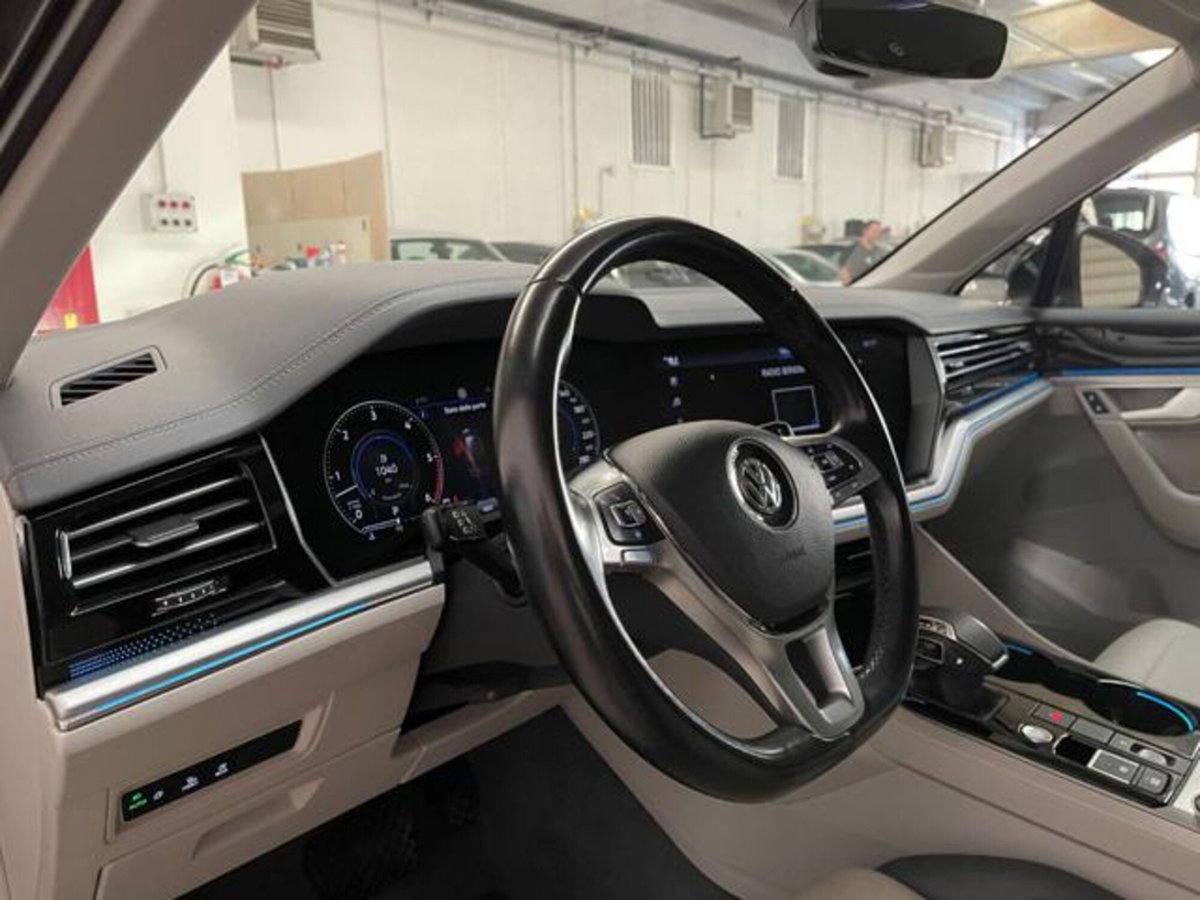 Volkswagen Touareg 3.0 V6 tdi scr R-Line Final Edition 231cv auto (9)