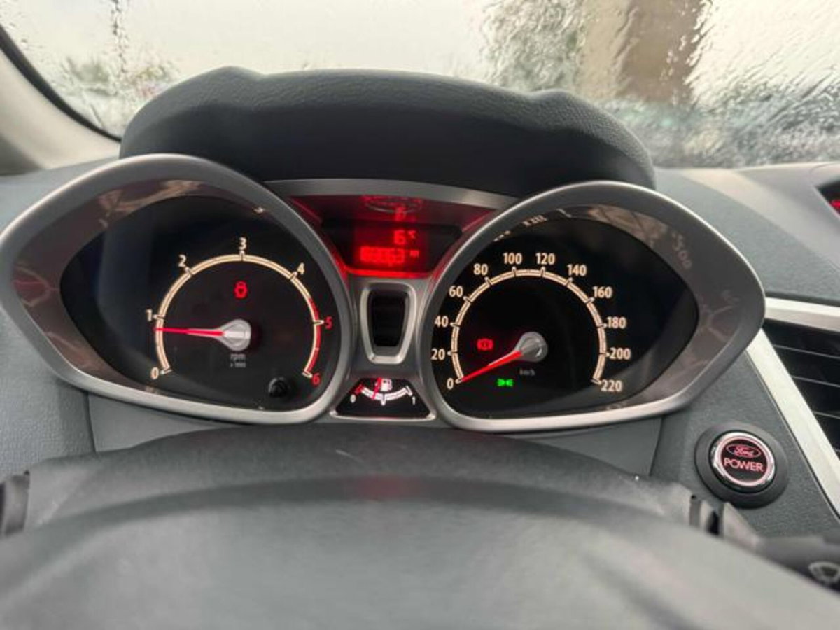 Ford Fiesta 1.4 TDCi 70CV 5 porte Titanium (15)