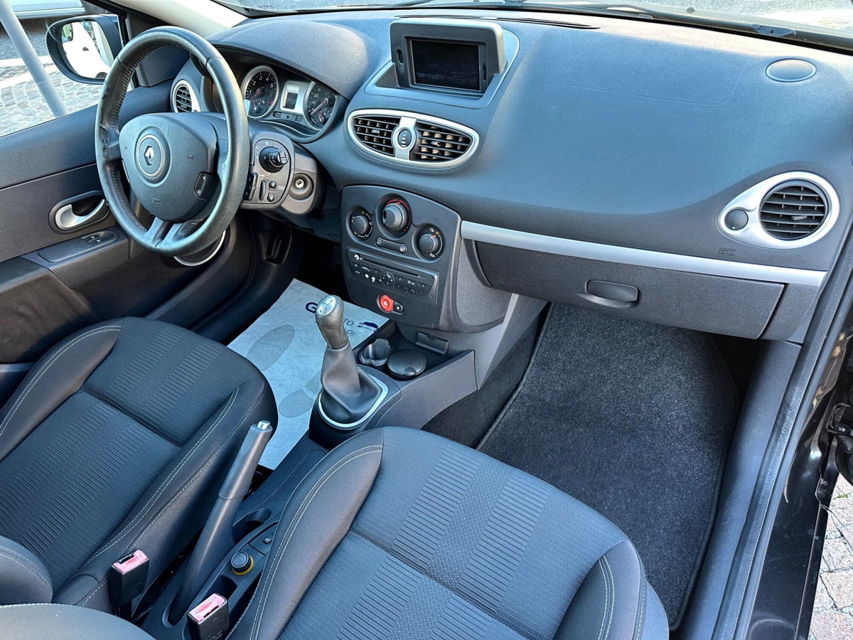 Renault Clio Storia 1.2 16V 5 porte Dynamique (11)
