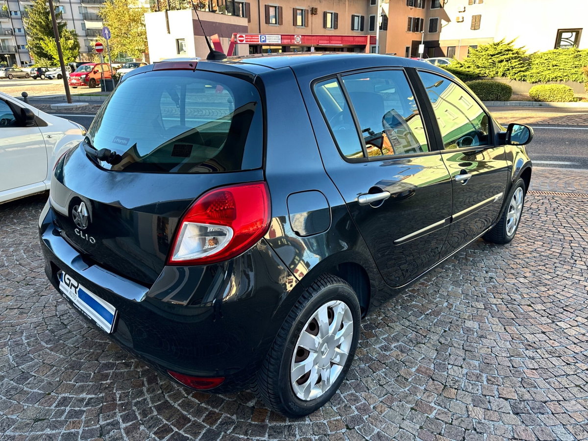 Renault Clio Storia 1.2 16V 5 porte Dynamique (8)