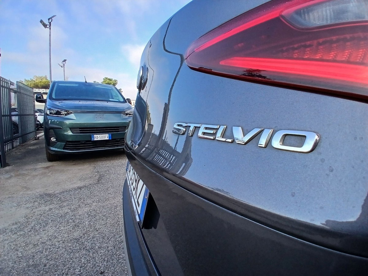 Alfa Romeo Stelvio Stelvio 2.2 Turbodiesel 180 CV AT8 RWD Super (14)
