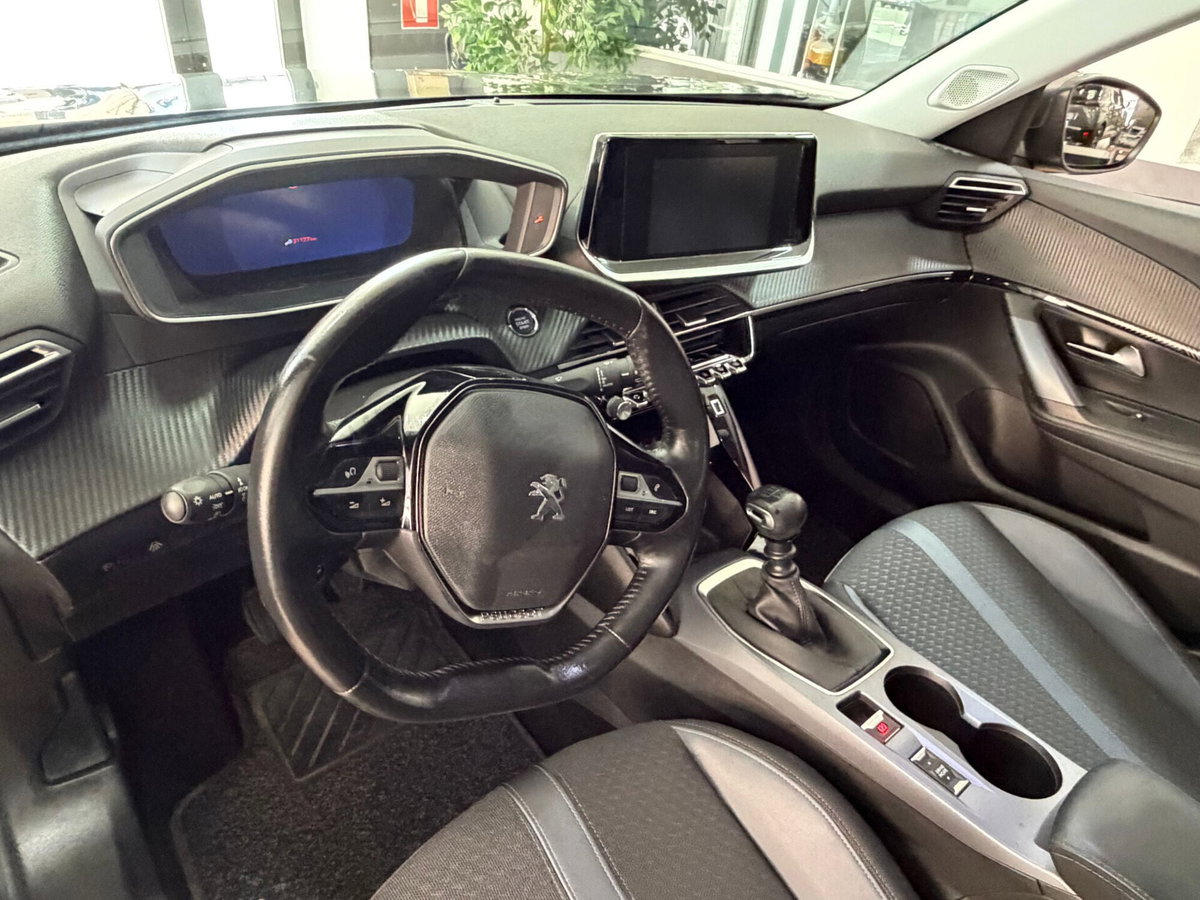 Peugeot 2008 PureTech 130 S&S Allure (9)
