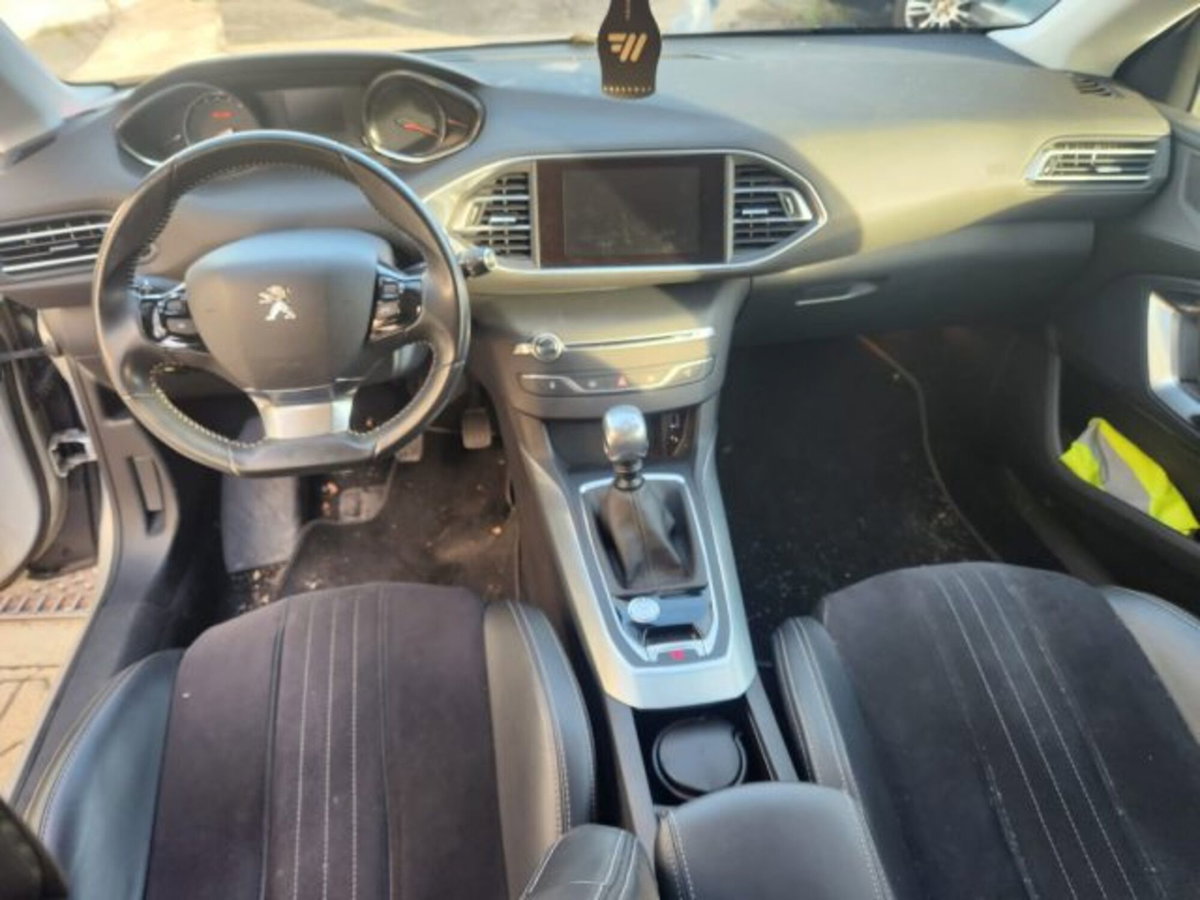 Peugeot 308 SW BlueHDi 120 S&S EAT6 Allure (11)
