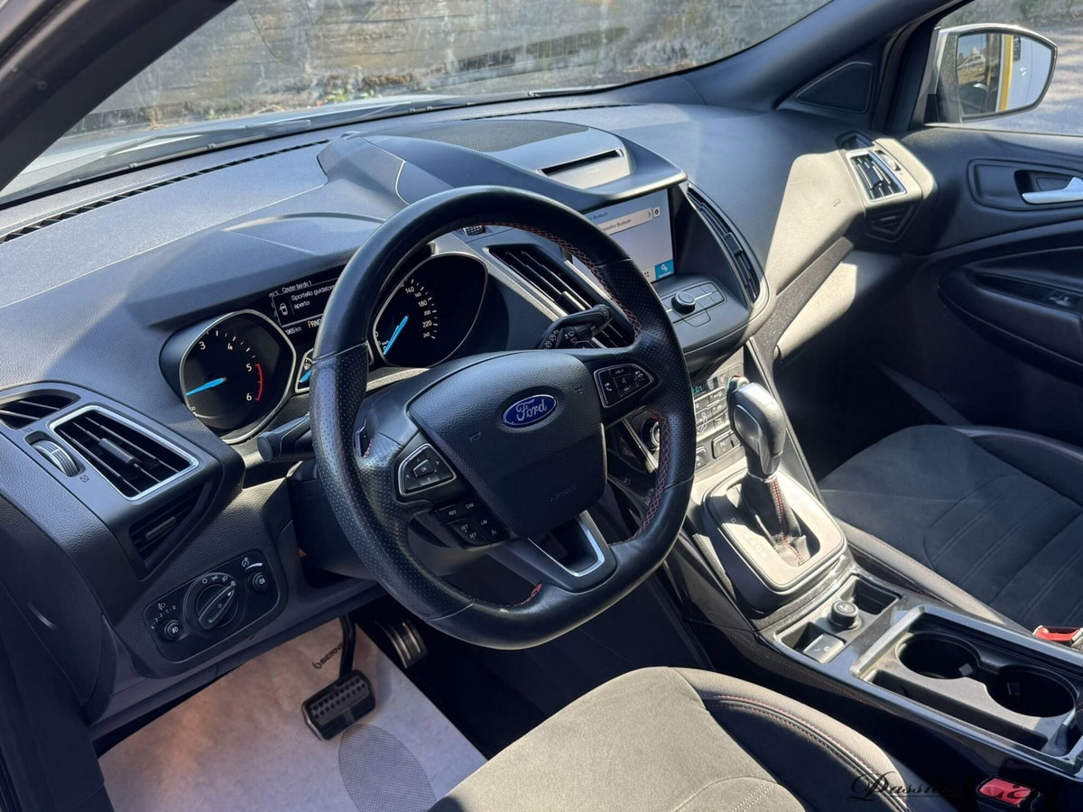 Ford Kuga 2.0 TDCI 150 CV S&S 2WD ST-Line (9)