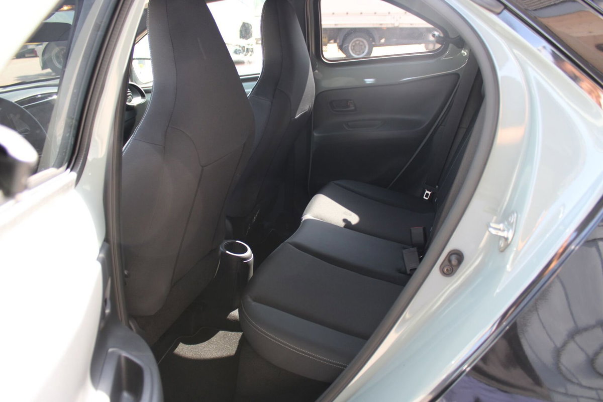 Toyota Aygo X 1.0 Lounge Air 72cv s-cvt (11)