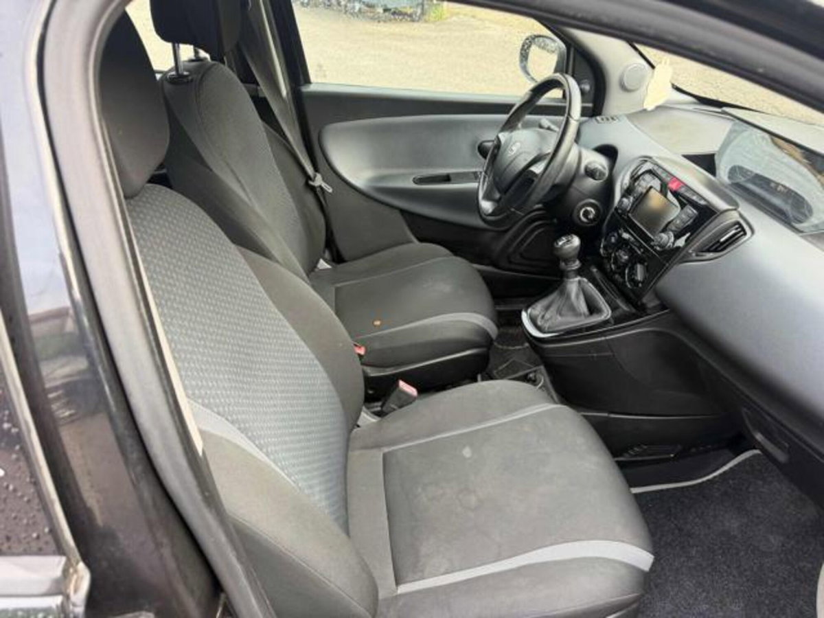 Lancia Ypsilon 1.2 69 CV 5 porte Platinum (8)
