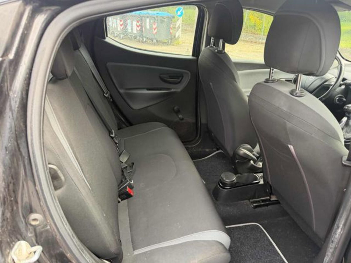 Lancia Ypsilon 1.2 69 CV 5 porte Platinum (9)