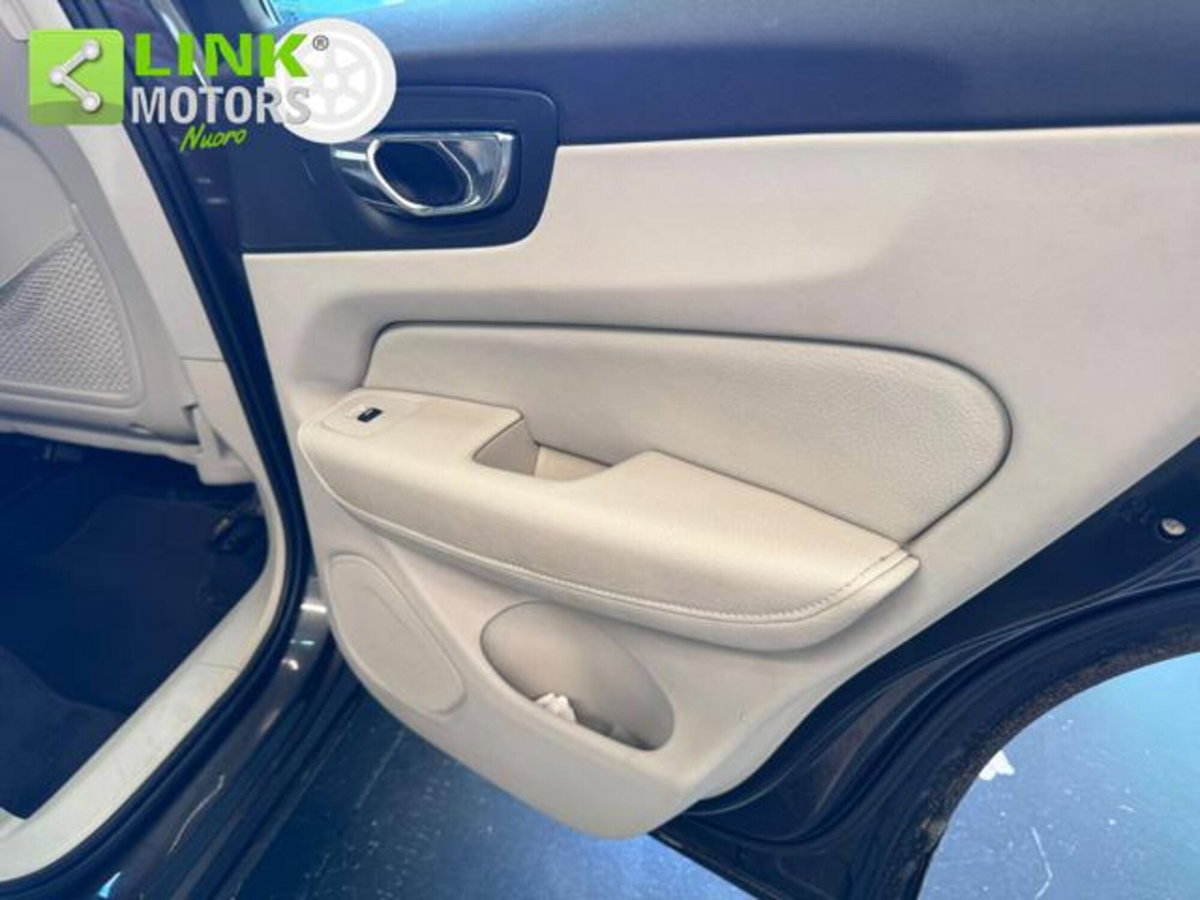 Volvo XC60 D4 AWD Geartronic Momentum (9)