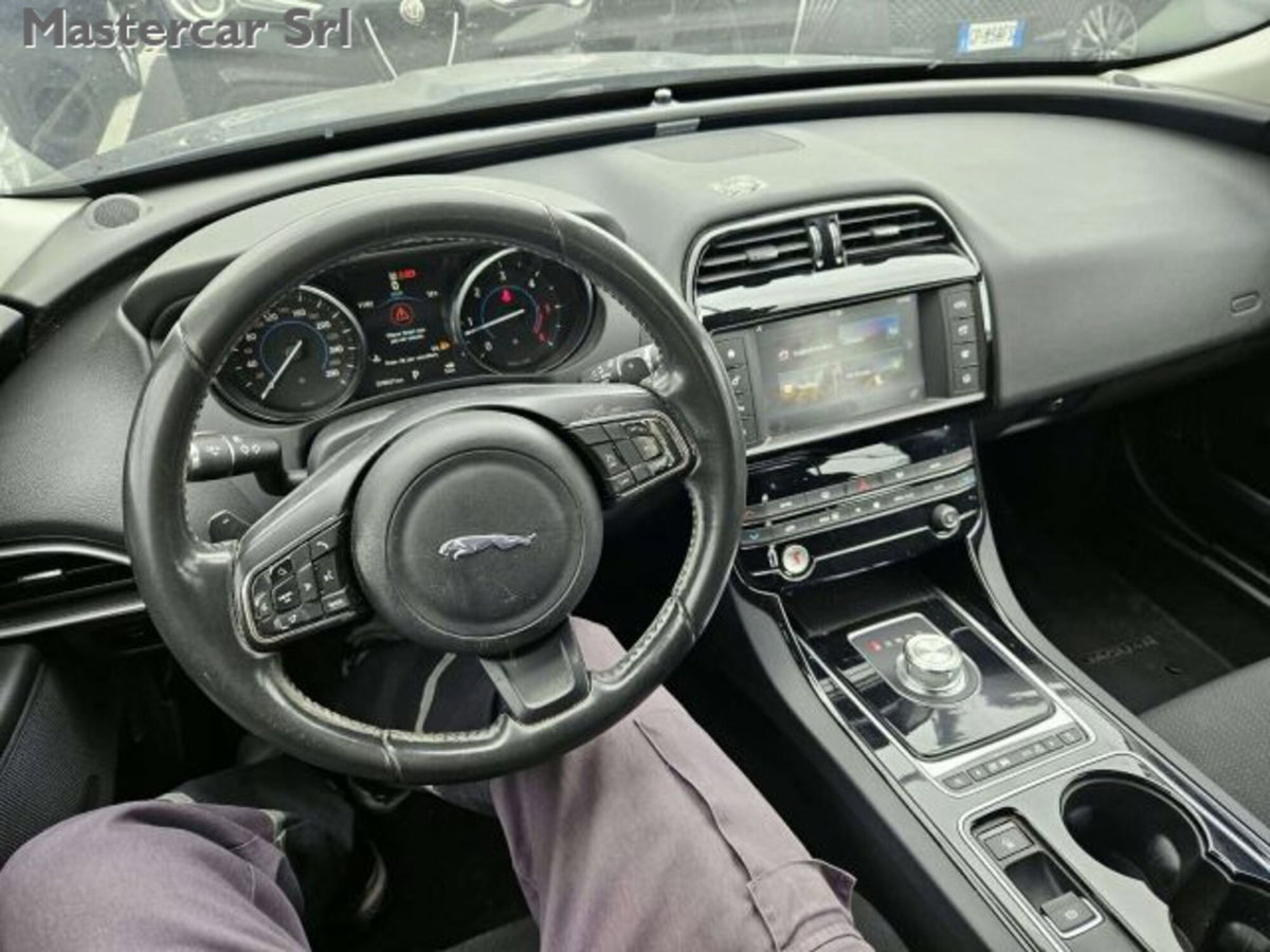 Jaguar XE 2.0 D Turbo 180CV Pure (12)