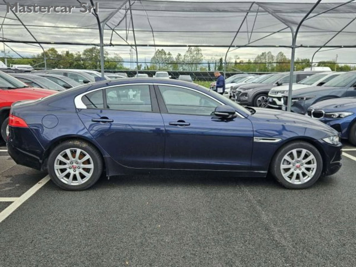 Jaguar XE 2.0 D Turbo 180CV Pure (7)