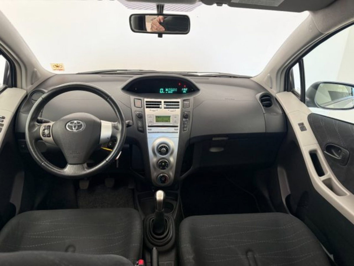 Toyota Yaris 1.0 5 porte Sol (11)
