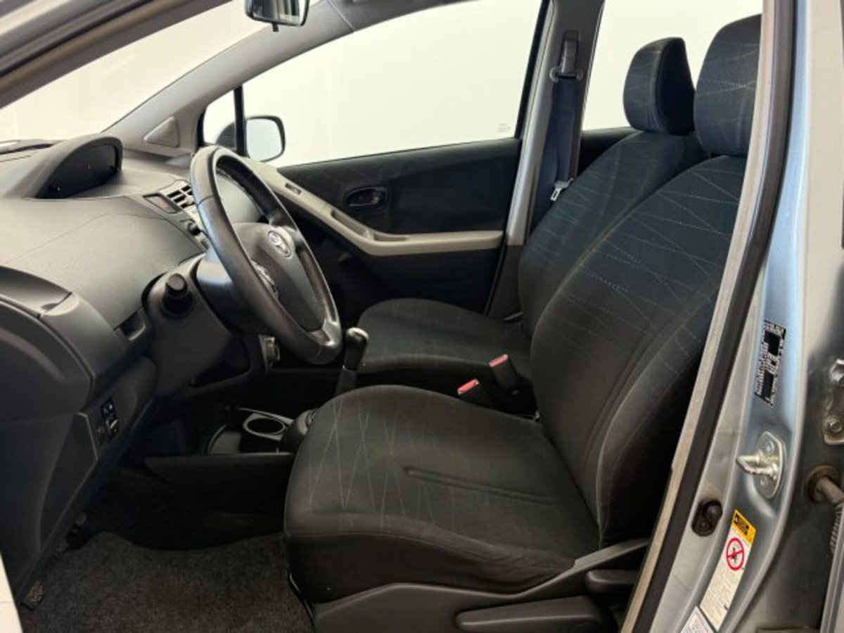 Toyota Yaris 1.0 5 porte Sol (16)