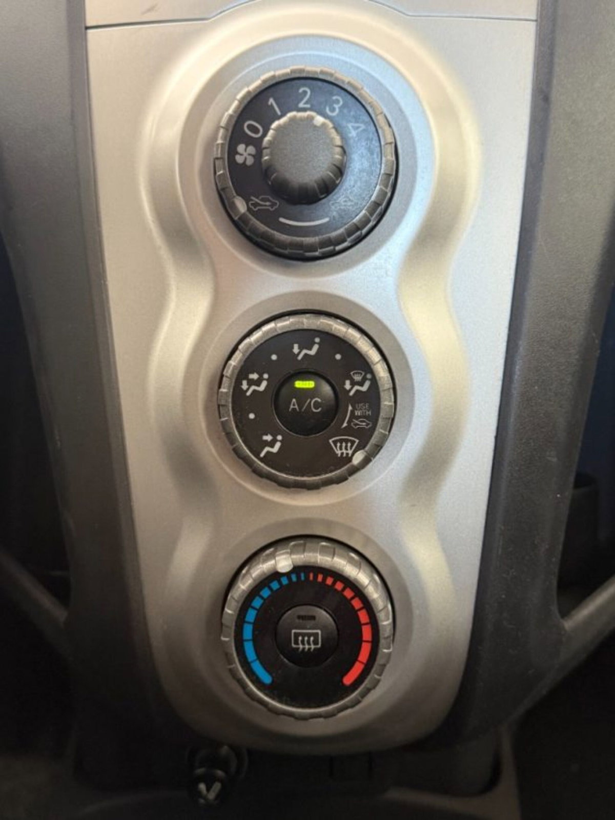 Toyota Yaris 1.0 5 porte Sol (17)
