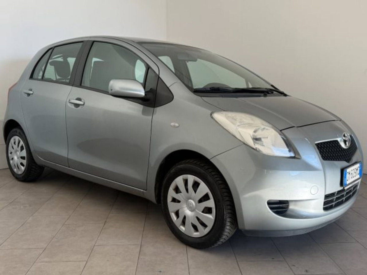 Toyota Yaris 1.0 5 porte Sol (2)