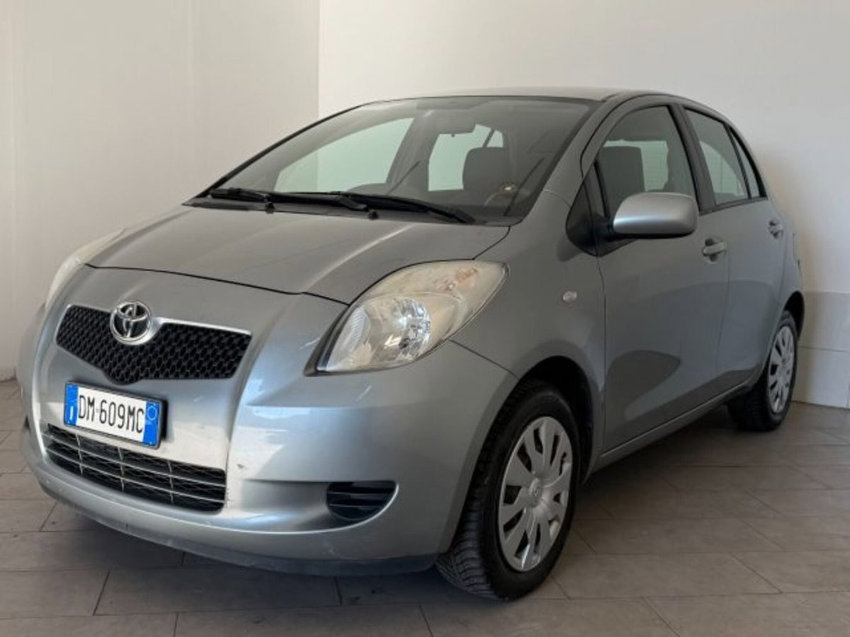 Toyota Yaris 1.0 5 porte Sol (3)
