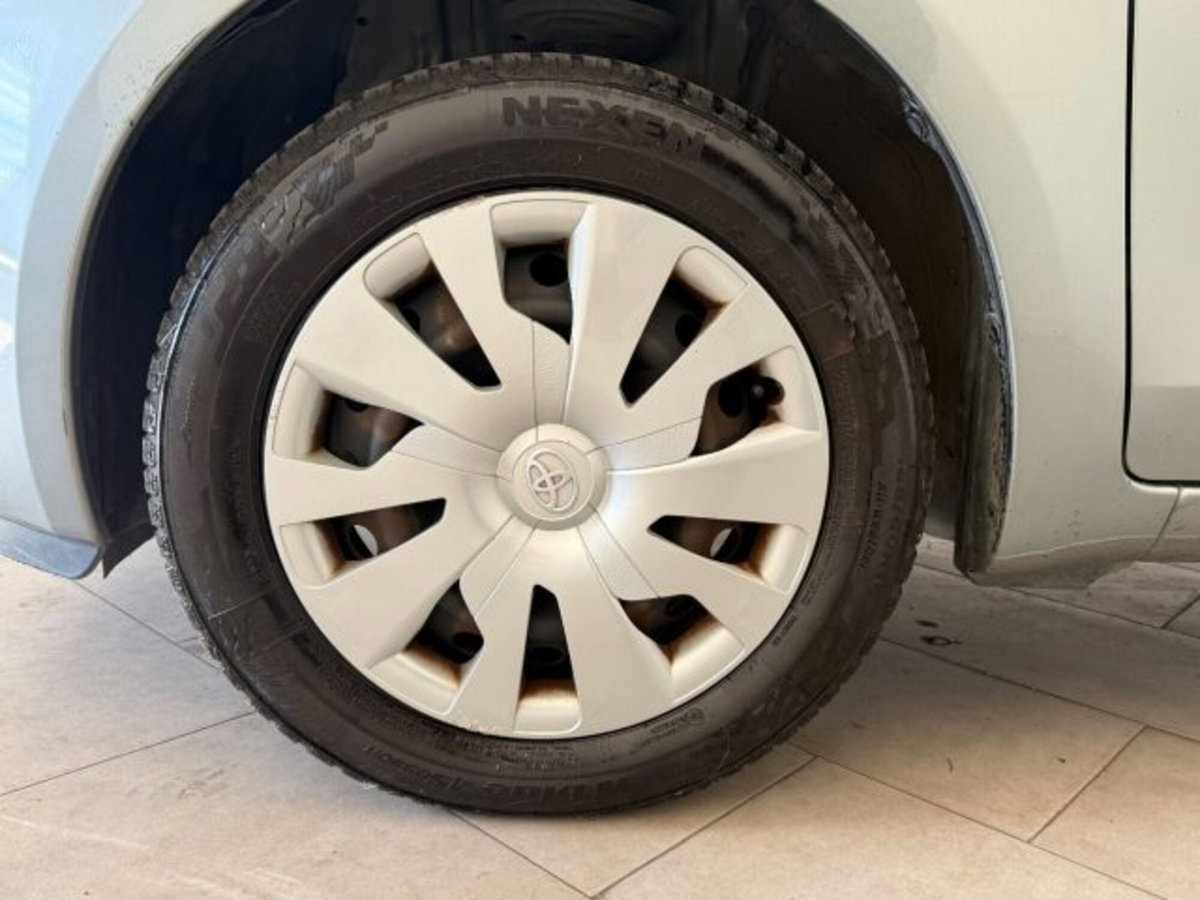 Toyota Yaris 1.0 5 porte Sol (8)