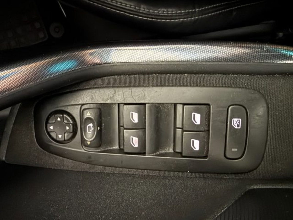 Peugeot 2008 e-HDi 115 CV Stop&Start Féline (15)