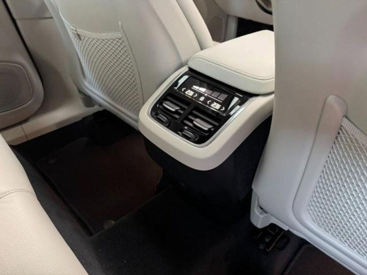 Volvo XC60 B4 (d) AWD automatico Ultimate Dark (11)