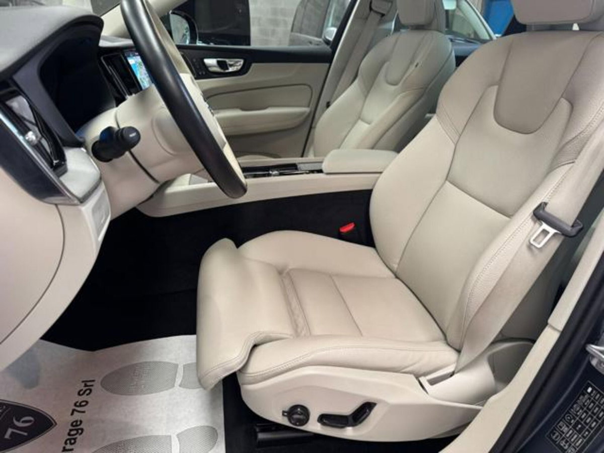 Volvo XC60 B4 (d) AWD automatico Ultimate Dark (18)