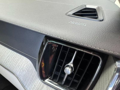 Volvo XC60 B4 (d) AWD automatico Ultimate Dark (8)