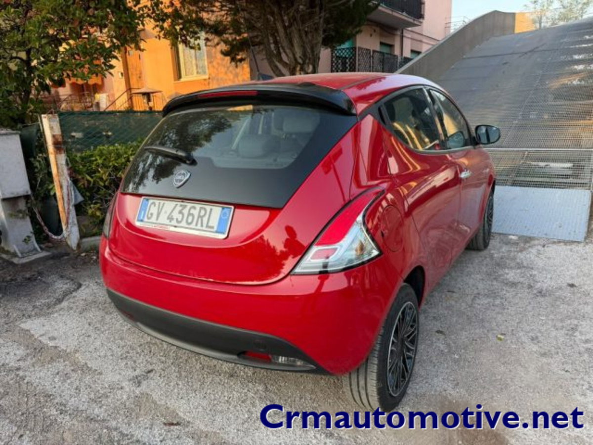 Lancia Ypsilon 1.0 FireFly 5 porte S&S Hybrid Silver Plus (2)