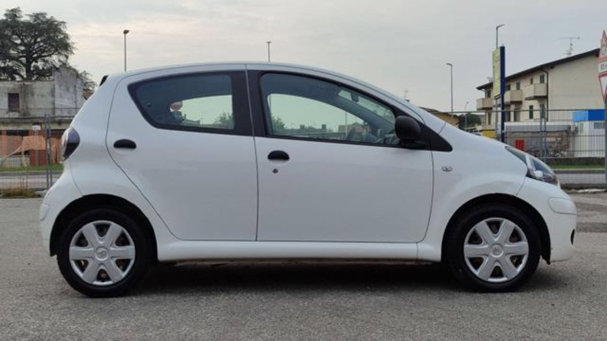 Toyota Aygo 1.0 12V VVT-i 5 porte (4)