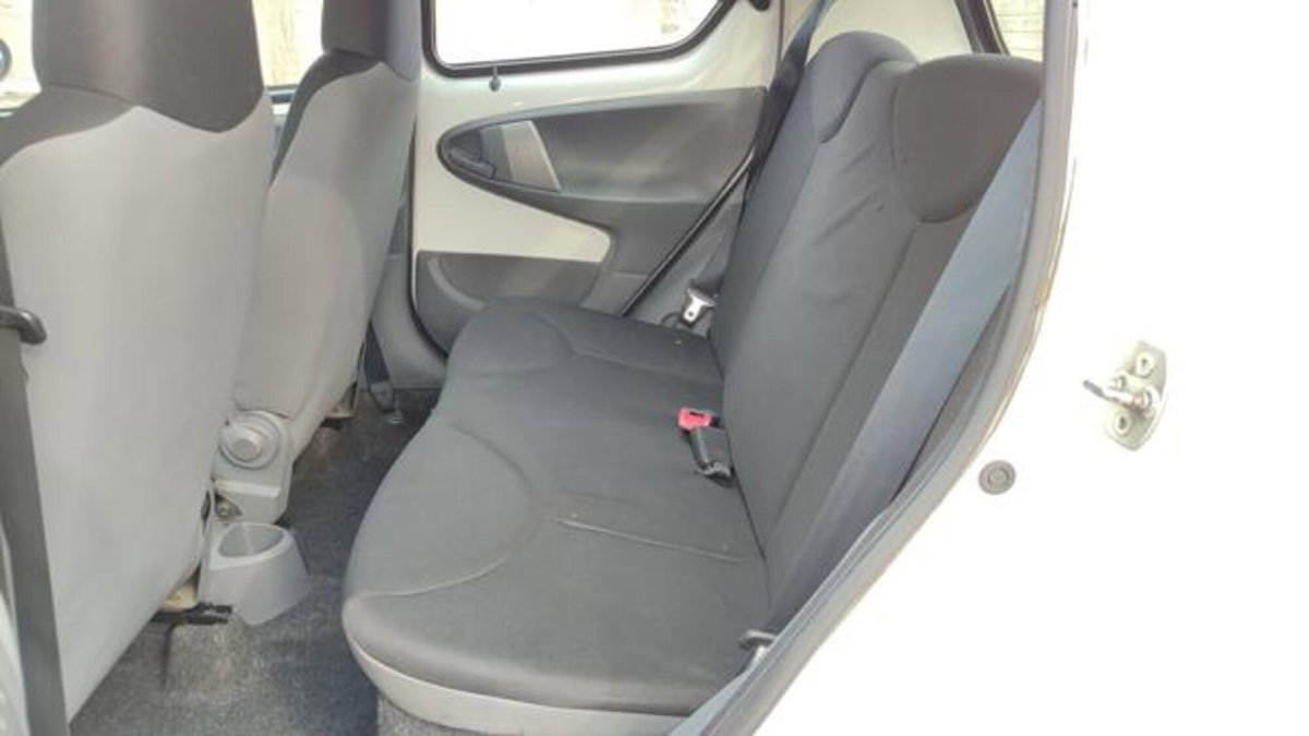 Toyota Aygo 1.0 12V VVT-i 5 porte (8)