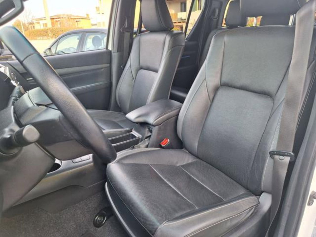 Toyota Hilux 2.8 D A/T 4WD porte Double Cab Invincible (5)