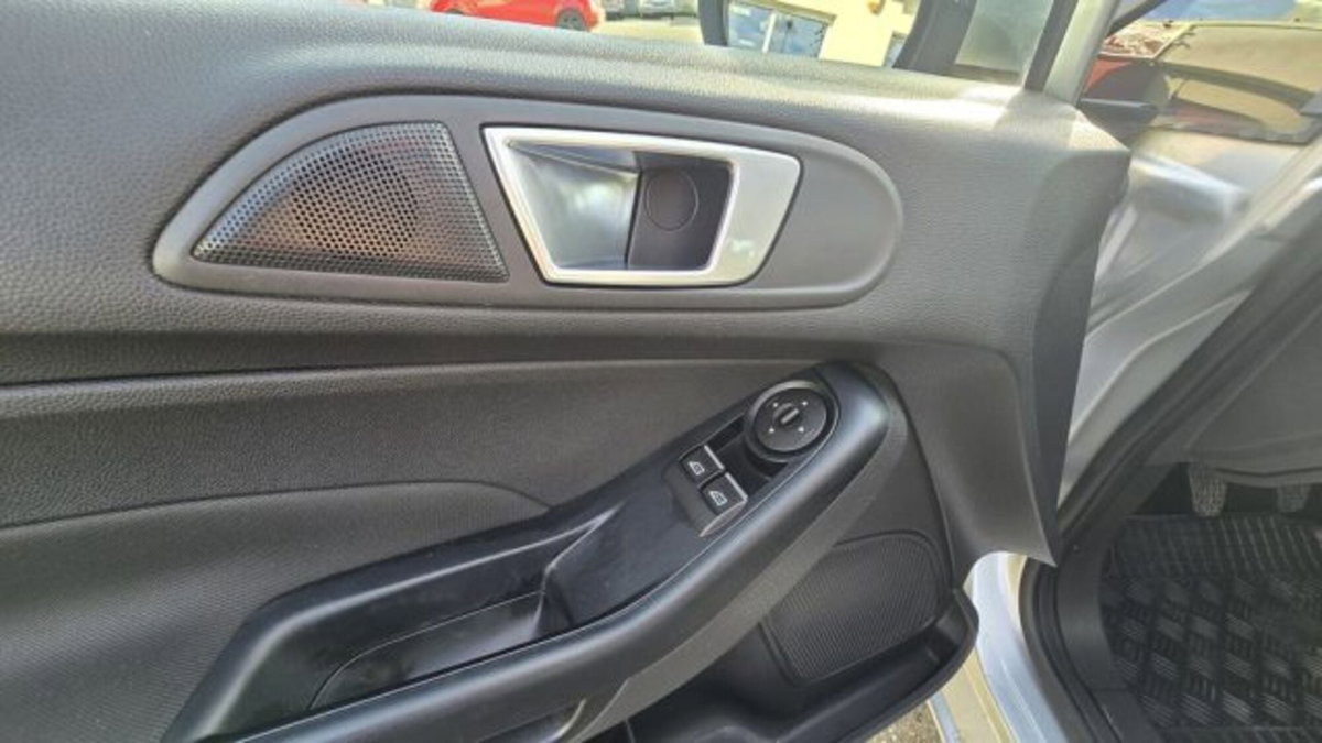 Ford Fiesta 1.5 TDCi 75CV 5 porte (10)