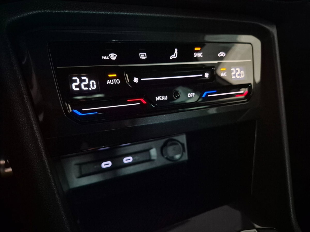 Volkswagen Tiguan 1.5 TSI 150 CV DSG ACT R-Line (18)
